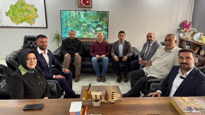 AK Parti Afyonkarahisar İl Başkanı Dr. Özgür Kavak, beraberindeki il
