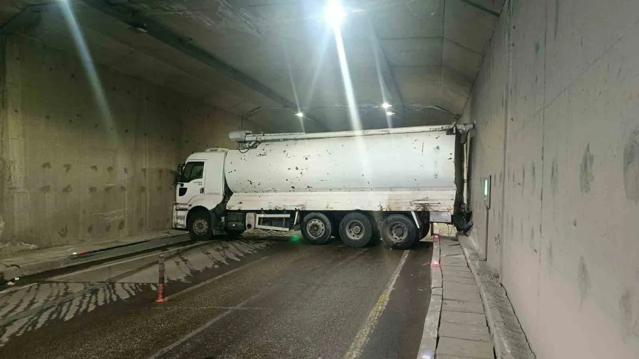 Malatya-Adıyaman kara yolu üzerindeki Erkenek Tüneli’nde kontrolden çıkan bir yakıt