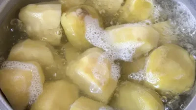 Haşlanırken tencerede dağılıp eriyen veya lapa gibi yapışkan bir kıvam