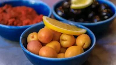 Kahvaltı sofralarımızın başköşesinde yer alan zeytin hakkında ezberleri bozacak gerçekler