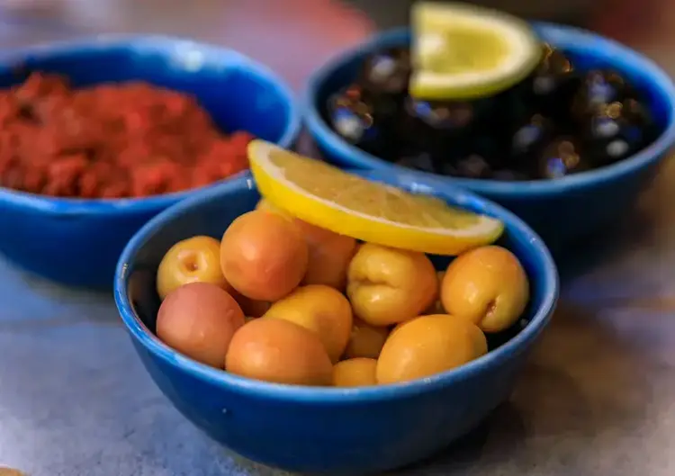 Kahvaltı sofralarımızın başköşesinde yer alan zeytin hakkında ezberleri bozacak gerçekler