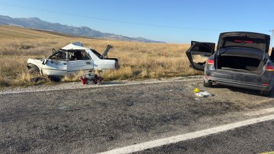 Afyonkarahisar'ın Emirdağ ilçesinde iki otomobilin kafa kafaya çarpışması sonucu meydana