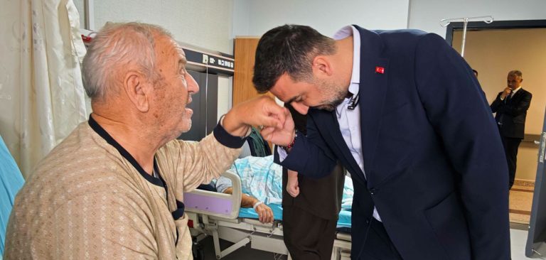 AK Parti Afyonkarahisar İl Başkanı Dr. Özgür Kavak, beraberindeki il