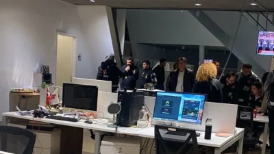 İstanbul'daki Halk TV merkez binasına sabahın erken saatlerinde polis ekipleri