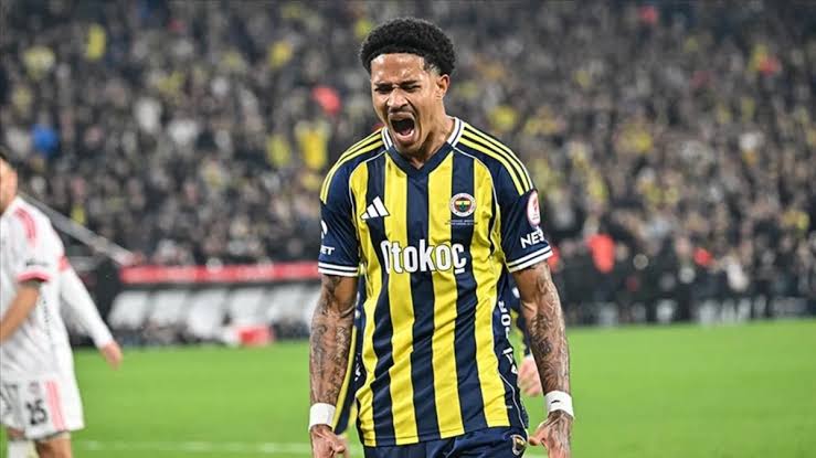 Fenerbahçe'de sakatlığı nedeniyle sahalardan uzak kalan Jayden Oosterwolde için sürpriz
