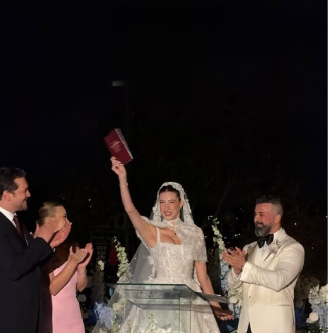 Fransa'nın başkenti Paris'te kıydıkları nikahla hayatlarını birleştiren ünlü oyuncu Itır