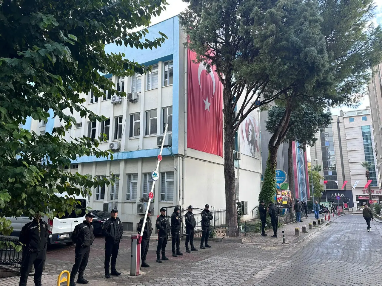 Denizli’de sabah saatlerinde Merkezefendi Belediyesi’ne yönelik geniş kapsamlı bir operasyon